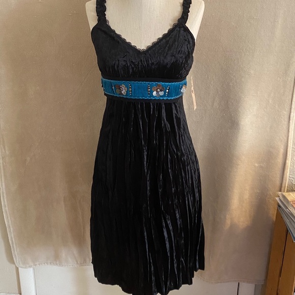 Unyx Dresses & Skirts - NWT Unyx Velvet Dress